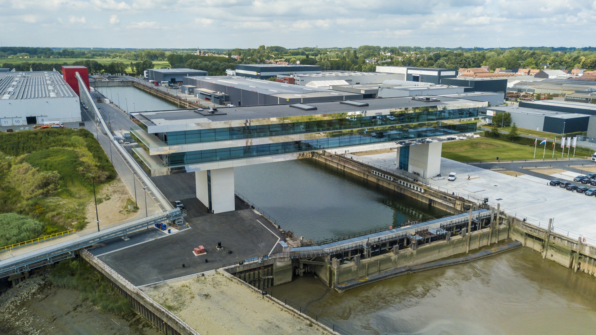 Nouveau siège de la société Cordeel: un pont vers le futur