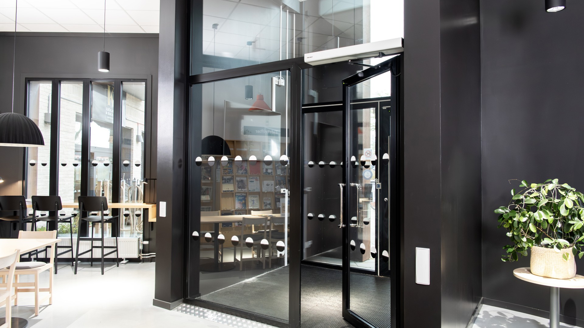 BC_Image_ASSA_ABLOY_SW300-S_SW300s_open_door_(2)