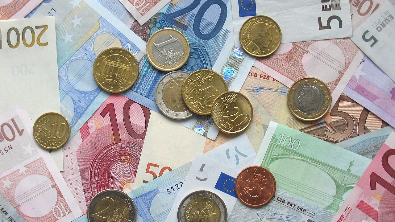BC_Euro_coins_and_banknotes_(creative commons  Avij)
