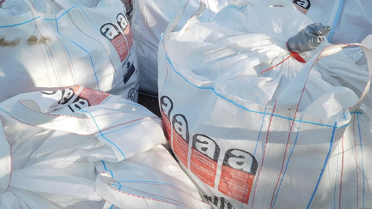 BC_Désamiantage,_big-bags(creative commons Cjp24)