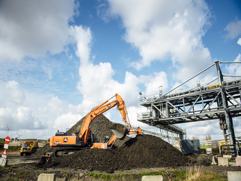 08 - (c)DMOW - Stortplaats. Een kraan schept filterkoeken op om dumpers mee te beladen_-800x600