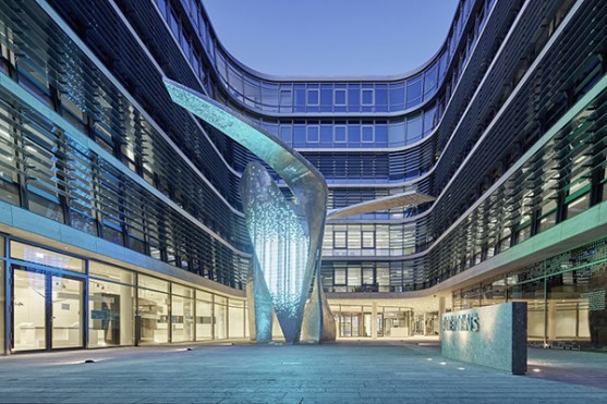 Libeskind-Skulptur leuchtet vor neuer Siemens-Zentrale / Wings sculpture set up in front of new Siemens headquarters