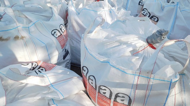 BC_Désamiantage,_big-bags(creative commons Cjp24)