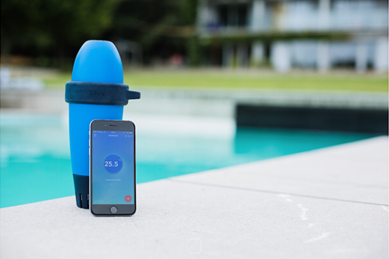]«blue» est un analyseur de piscine intelligent qui, grâce à ses capteurs, mesure, 24h/24, les paramètres relatifs à l’eau de la piscine. Les données sont consultables sur smartphone. 